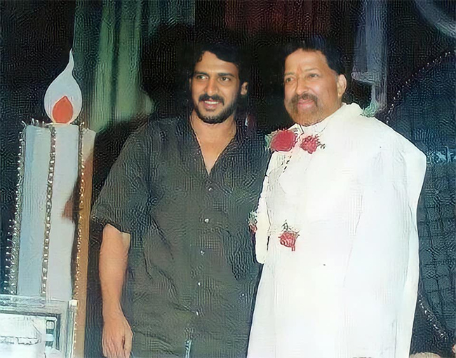 Rare_20And_20Unseen_20Photos_20Of_20Upendra_20-4.jpg 4