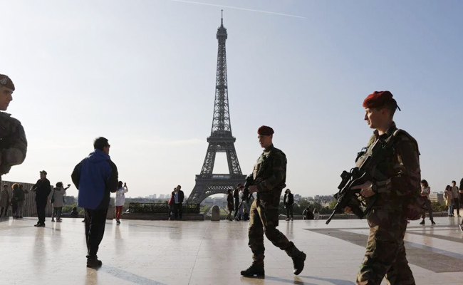 eiffel-tower-Bomb.jpg