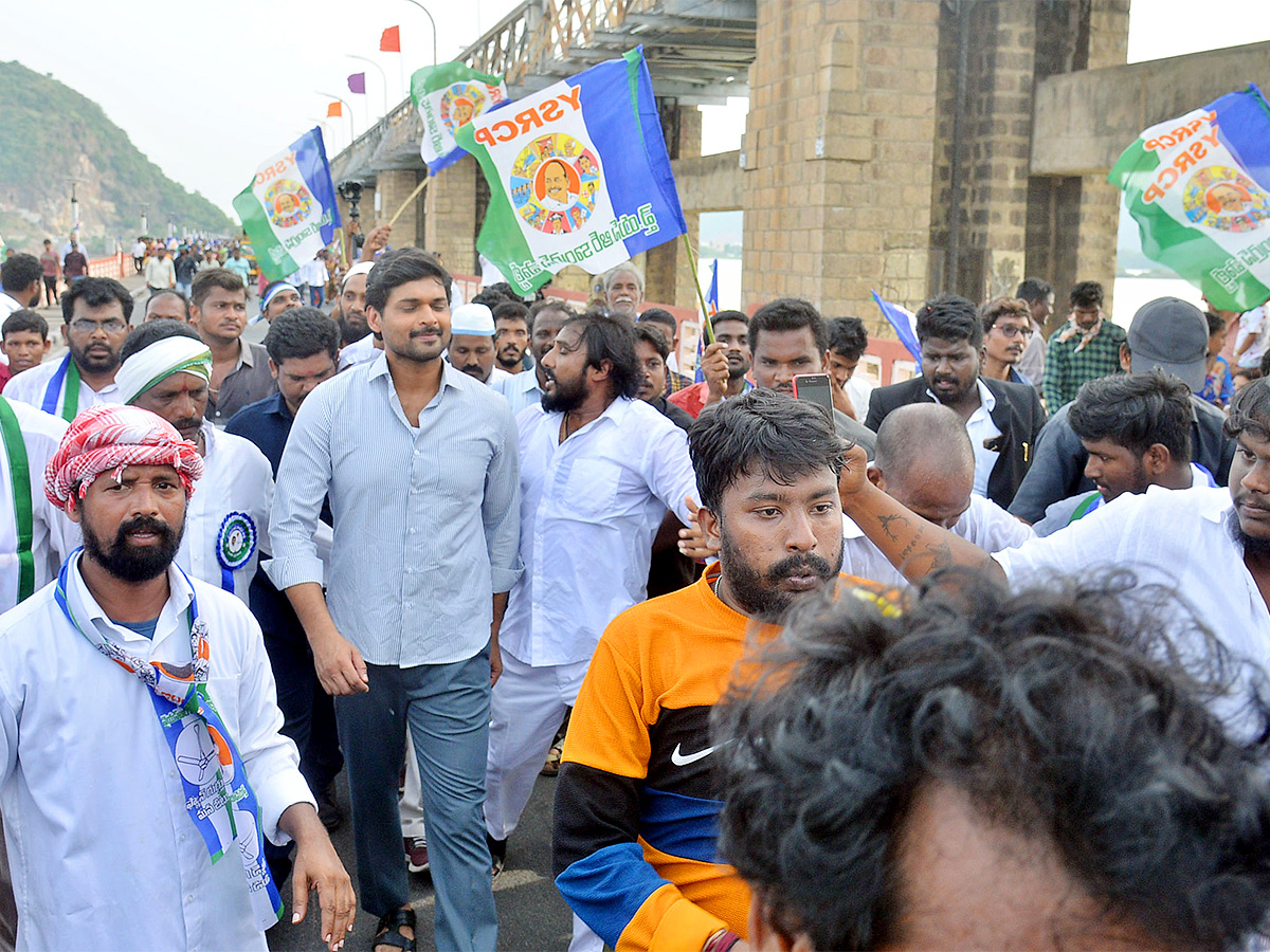 vyuham_20movie_20shooting_20at_20vijayawada_20prakasam_20barrage_20Stills_20Viral-11.jpg 11