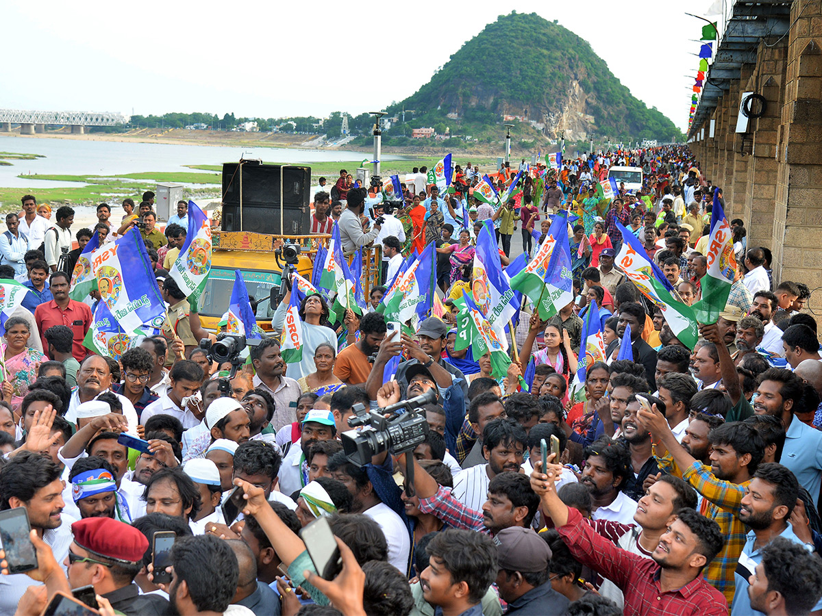 vyuham_20movie_20shooting_20at_20vijayawada_20prakasam_20barrage_20Stills_20Viral-16.jpg 15