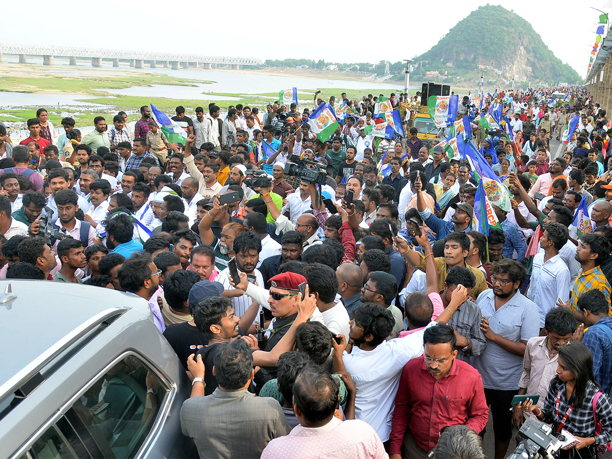 vyuham_20movie_20shooting_20at_20vijayawada_20prakasam_20barrage_20Stills_20Viral-17.jpg 16