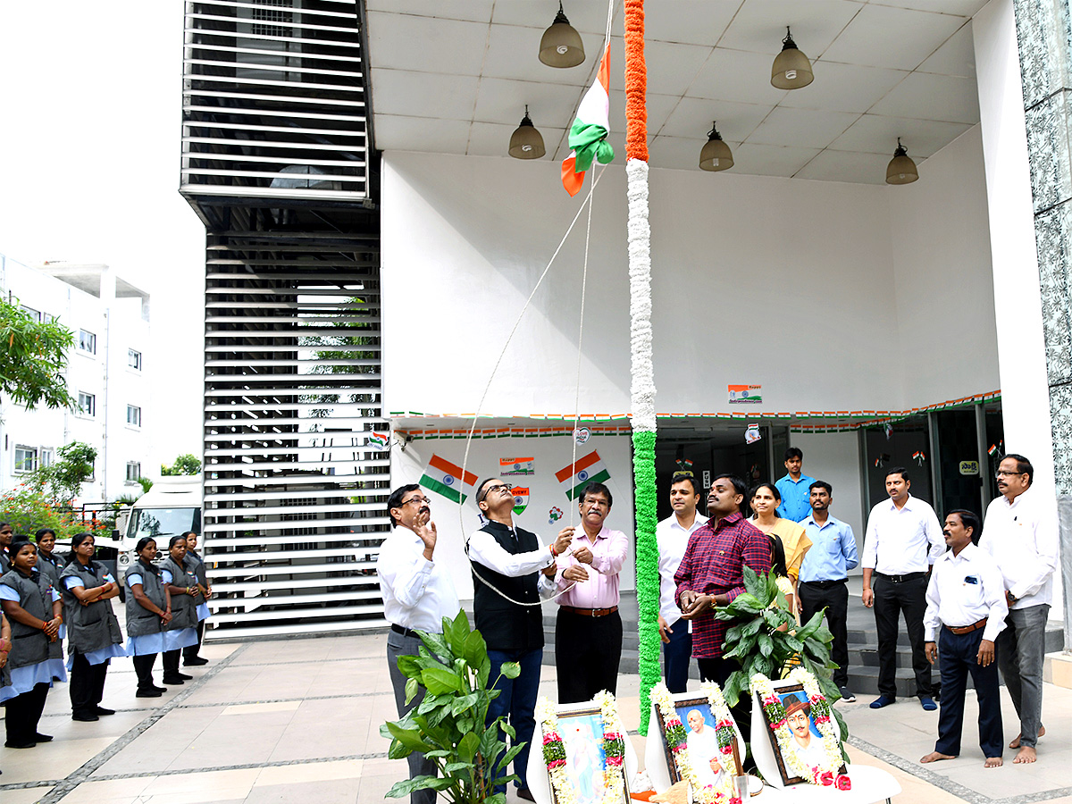 independence_20day_20celebration_20in_20sakshi_20office_20hyderabad-12.jpg 12