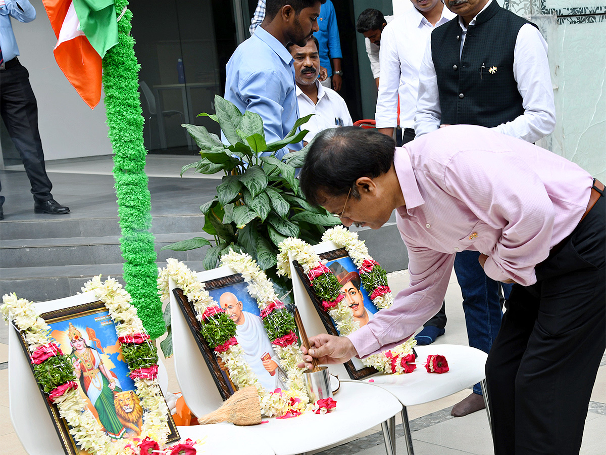 independence_20day_20celebration_20in_20sakshi_20office_20hyderabad-14.jpg 14