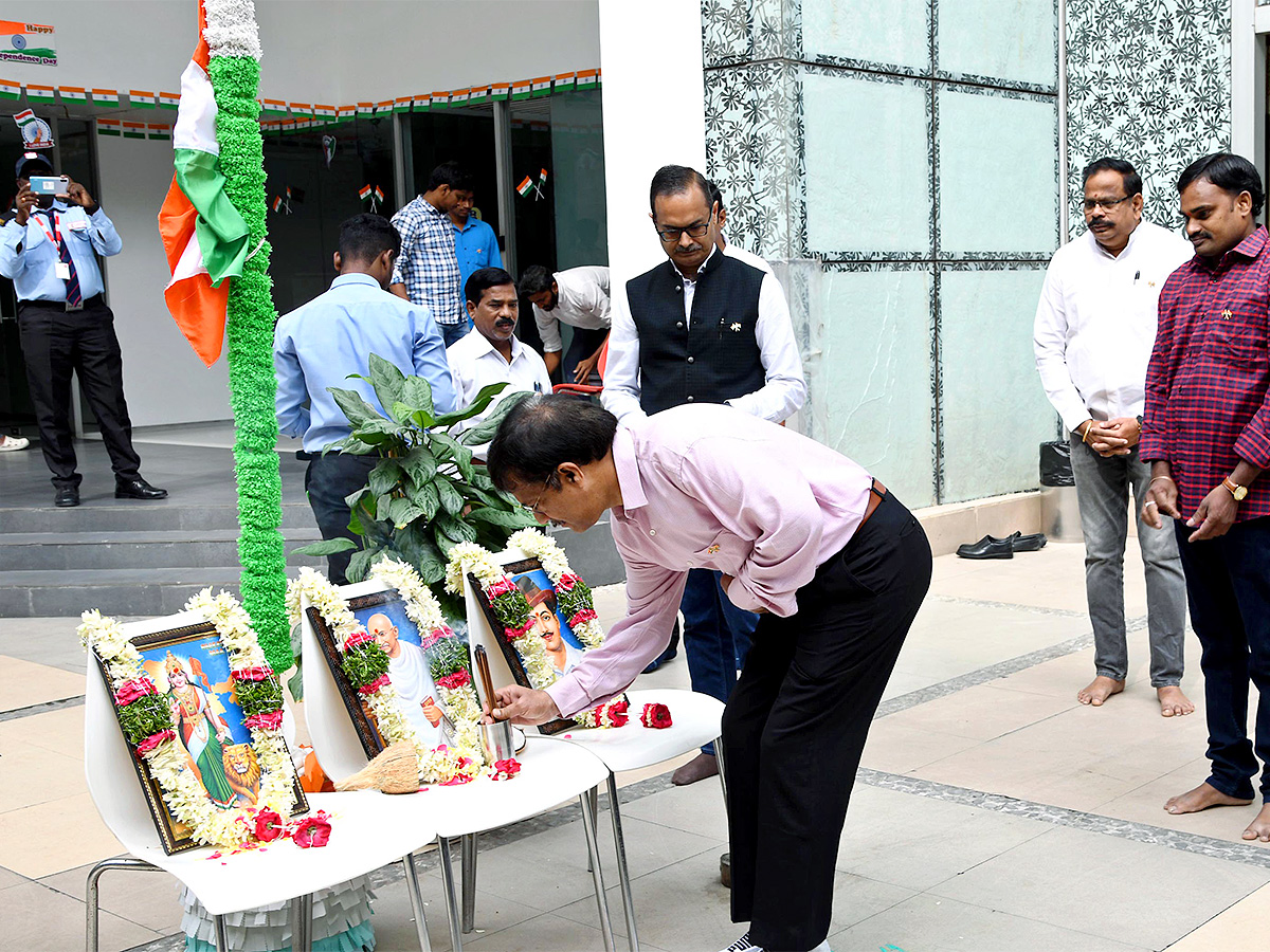 independence_20day_20celebration_20in_20sakshi_20office_20hyderabad-16.jpg 16