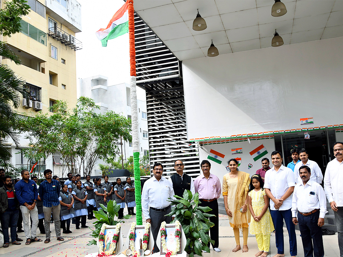independence_20day_20celebration_20in_20sakshi_20office_20hyderabad-17.jpg 17