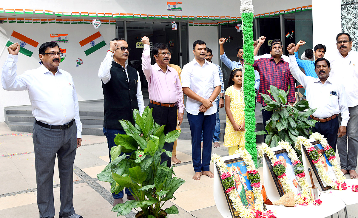 independence_20day_20celebration_20in_20sakshi_20office_20hyderabad-18.jpg 18