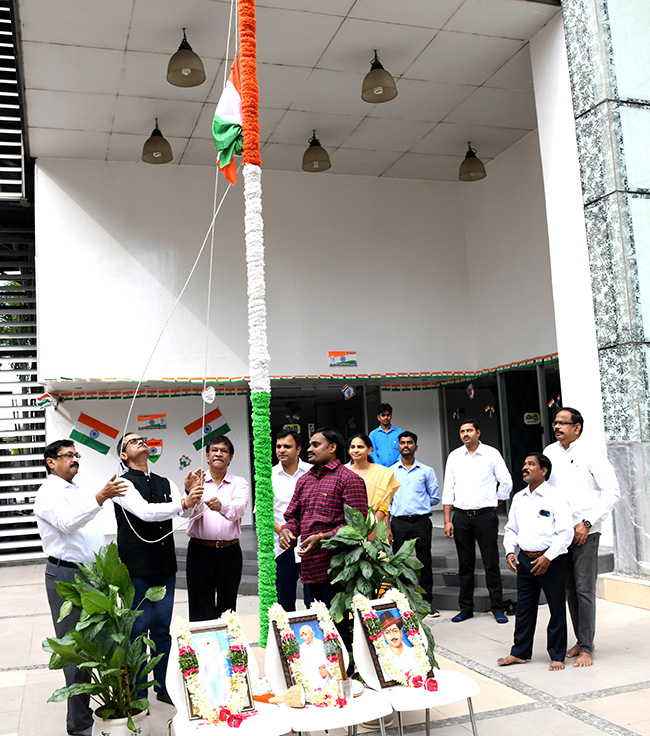 independence_20day_20celebration_20in_20sakshi_20office_20hyderabad-2.jpg 2