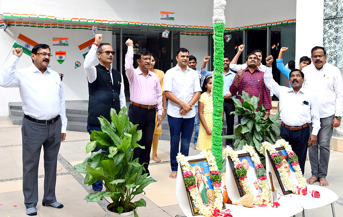 independence_20day_20celebration_20in_20sakshi_20office_20hyderabad-29.jpg 27