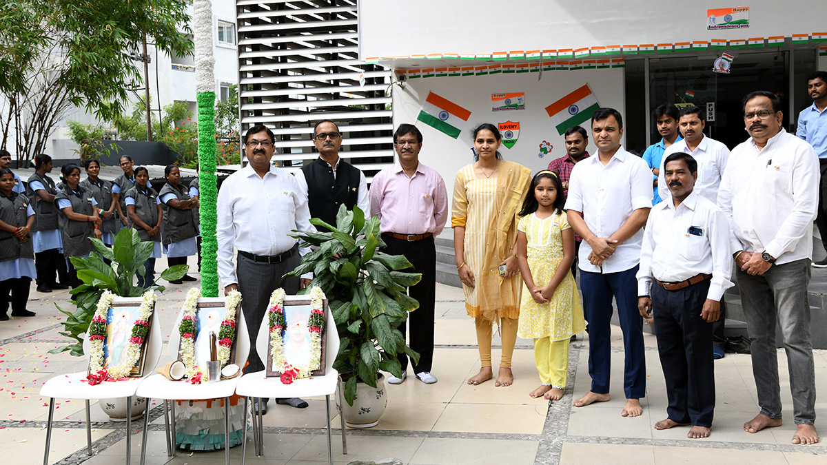 independence_20day_20celebration_20in_20sakshi_20office_20hyderabad-30.jpg 28