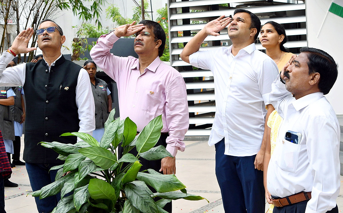 independence_20day_20celebration_20in_20sakshi_20office_20hyderabad-32.jpg 30