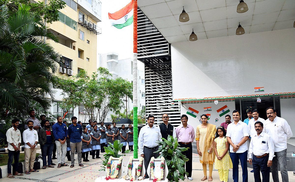 independence_20day_20celebration_20in_20sakshi_20office_20hyderabad-37.jpg 32