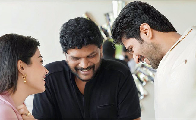 Vijay_20Deverakonda_2C_20Rashmika_20celebrate_205_20years_20of_20Geetha_20Govindam_20Photos_1.jpg 2
