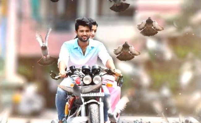 Vijay_20Deverakonda_2C_20Rashmika_20celebrate_205_20years_20of_20Geetha_20Govindam_20Photos_1_202.jpg 4