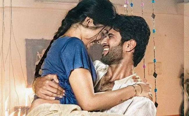 Vijay_20Deverakonda_2C_20Rashmika_20celebrate_205_20years_20of_20Geetha_20Govindam_20Photos_1_203.jpg 5