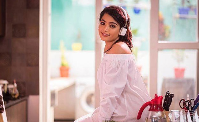 Vijay_20Deverakonda_2C_20Rashmika_20celebrate_205_20years_20of_20Geetha_20Govindam_20Photos_1_208.jpg 10
