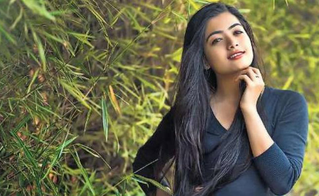 Vijay_20Deverakonda_2C_20Rashmika_20celebrate_205_20years_20of_20Geetha_20Govindam_20Photos_1_209.jpg 11