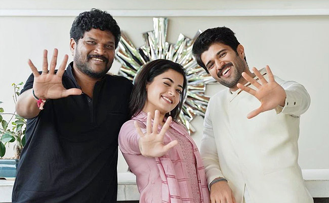 Vijay_20Deverakonda_2C_20Rashmika_20celebrate_205_20years_20of_20Geetha_20Govindam_20Photos_2.jpg 12
