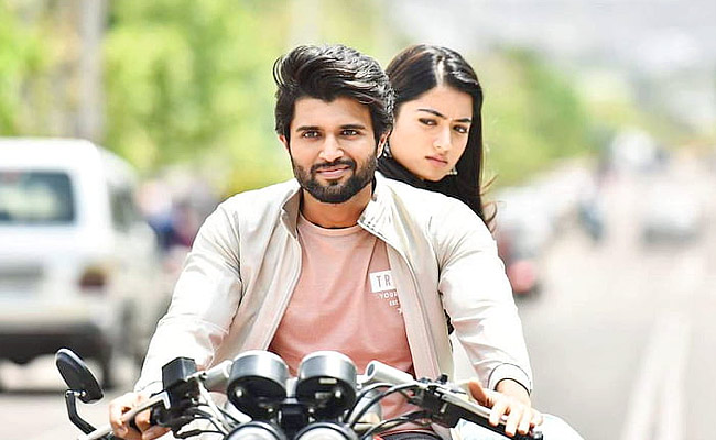 Vijay_20Deverakonda_2C_20Rashmika_20celebrate_205_20years_20of_20Geetha_20Govindam_20Photos_3.jpg 13