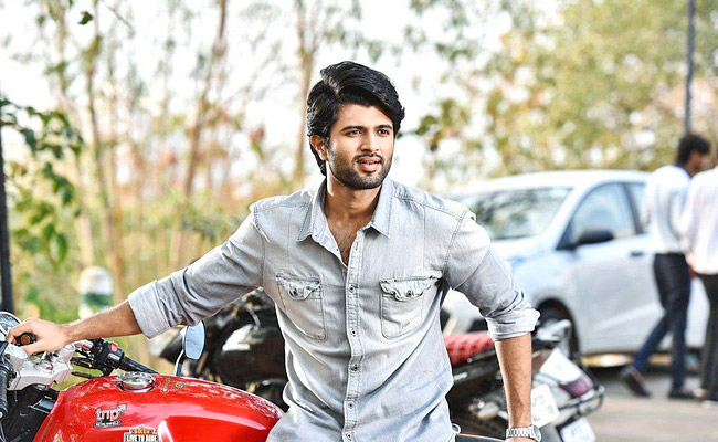 Vijay_20Deverakonda_2C_20Rashmika_20celebrate_205_20years_20of_20Geetha_20Govindam_20Photos_9.jpg 19