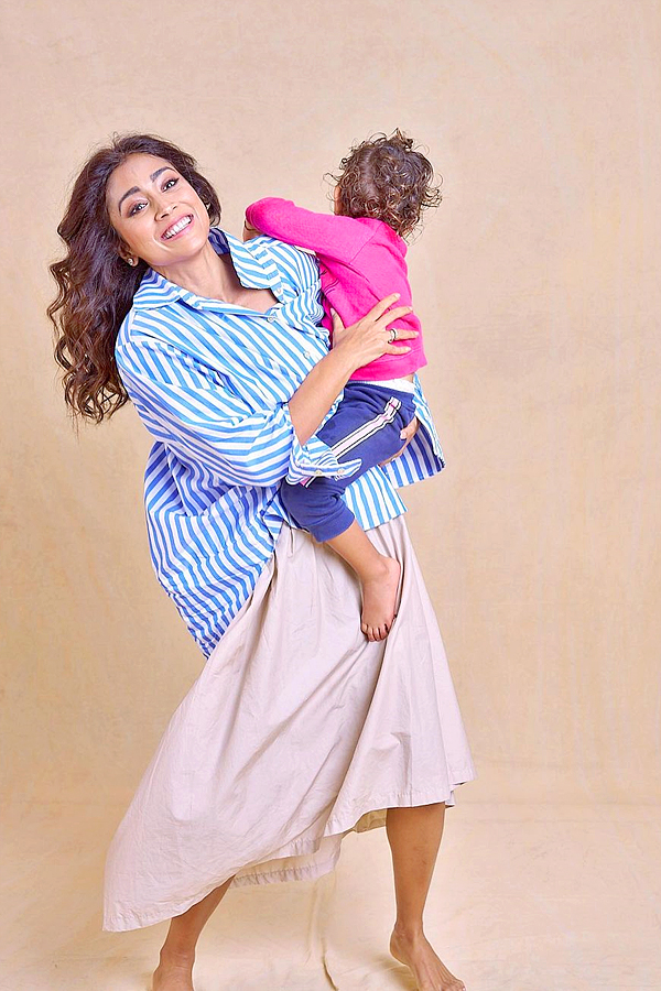 Shriya_20Saran_20Gets_20Candid_20With_20Her_20Daughter_20Photos_10.jpg 10