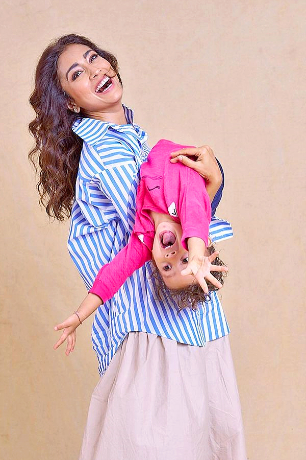 Shriya_20Saran_20Gets_20Candid_20With_20Her_20Daughter_20Photos_13.jpg 14