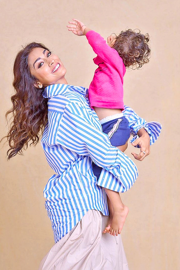 Shriya_20Saran_20Gets_20Candid_20With_20Her_20Daughter_20Photos_15.jpg 16