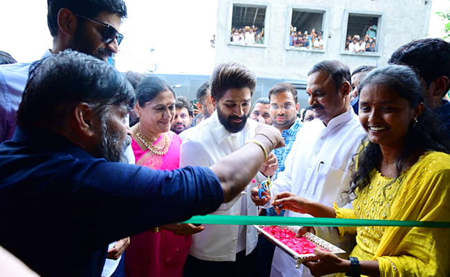 Allu_20Arjun_20Inaugurates_20Kancharla_20Convention_20Palace_20At_20Nagarjuna_20Sagar_20Photos_11.jpg 11