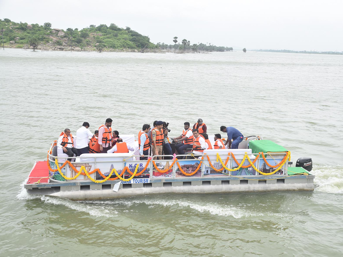 KTR_20Drives_20a_20Boat_20Launches_20New_20Boating_20Service_20in_20Rajanna_20Sircilla-12.jpg 12