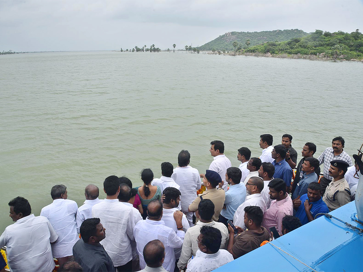 KTR_20Drives_20a_20Boat_20Launches_20New_20Boating_20Service_20in_20Rajanna_20Sircilla-15.jpg 15