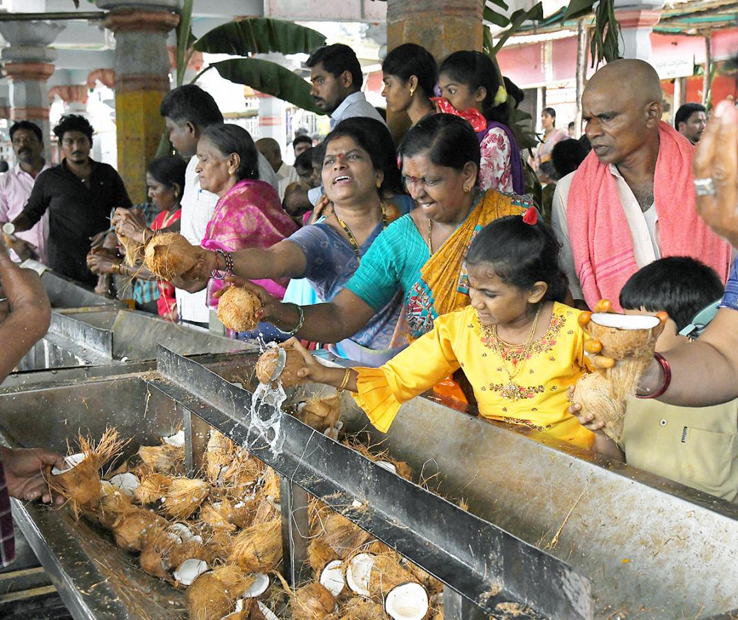 Sravana_20masam_20festivities_20begin_20today_20in_20Vijayawada-10.jpg 9