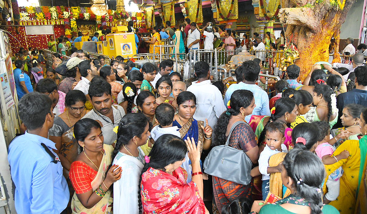 Sravana_20masam_20festivities_20begin_20today_20in_20Vijayawada-12.jpg 11