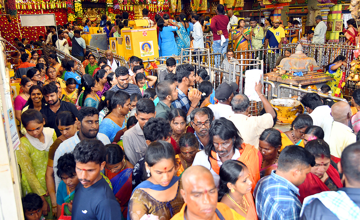 Sravana_20masam_20festivities_20begin_20today_20in_20Vijayawada-2.jpg 2