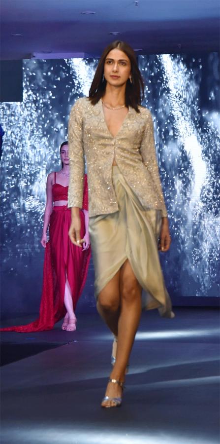 shriya_20saran_20launch_20Mercedes_20Benz_20car_20hyderabad-11.jpg 11