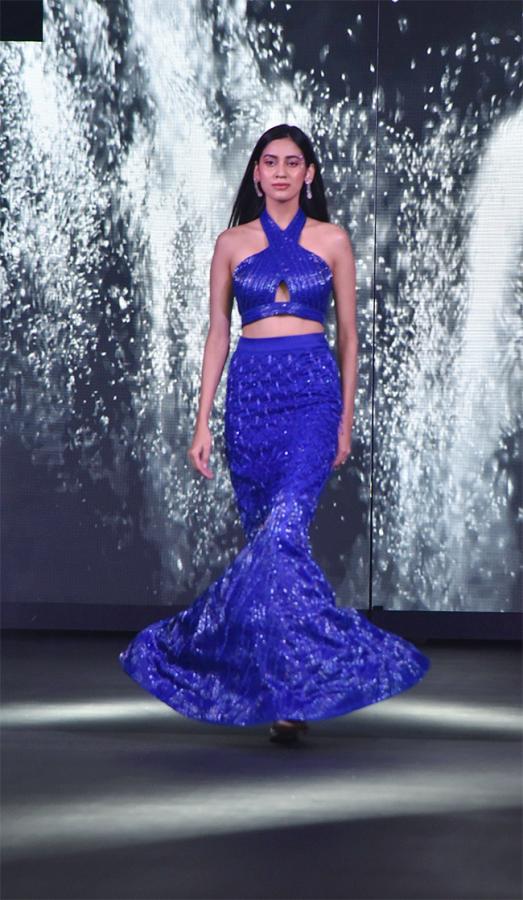 shriya_20saran_20launch_20Mercedes_20Benz_20car_20hyderabad-15.jpg 14