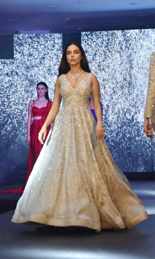 shriya_20saran_20launch_20Mercedes_20Benz_20car_20hyderabad-16.jpg 15