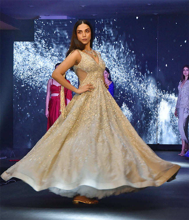 shriya_20saran_20launch_20Mercedes_20Benz_20car_20hyderabad-17.jpg 16