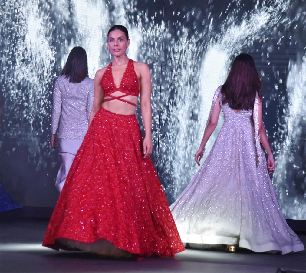 shriya_20saran_20launch_20Mercedes_20Benz_20car_20hyderabad-6.jpg 6