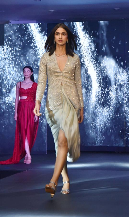 shriya_20saran_20launch_20Mercedes_20Benz_20car_20hyderabad-8.jpg 8
