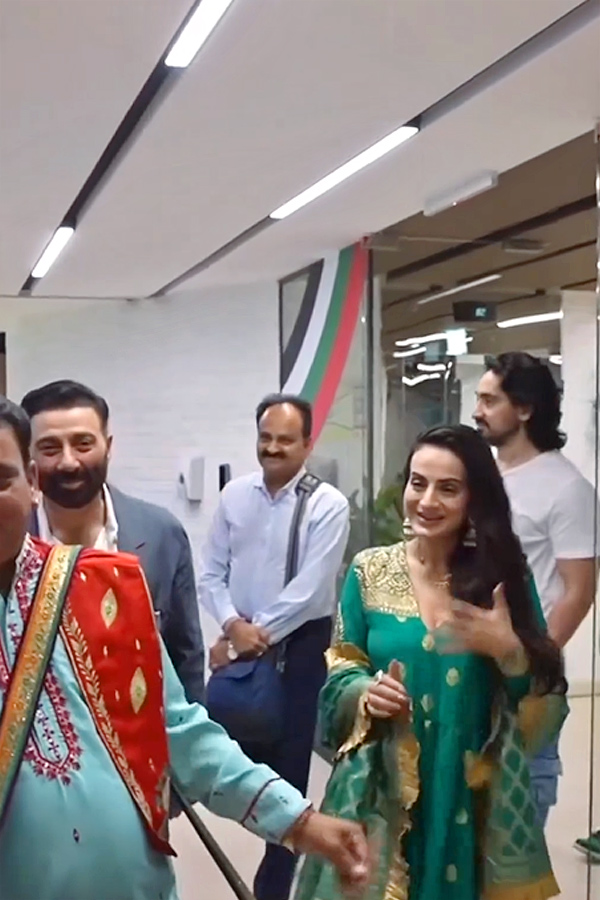 Sunny_20Deol_2C_20Ameesha_20Patel_20Attend_20Gadar_202_20Success_20Meet_20In_20Dubai_20Photos_6.jpg 8