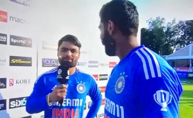 Bumrah-turns-translator-for-Rinku.jpg