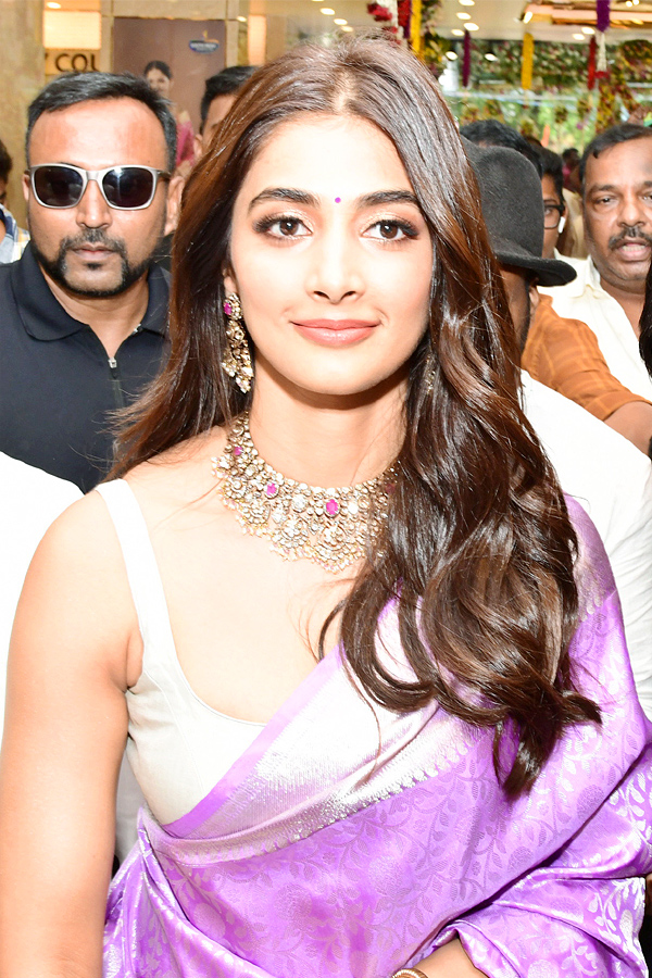 Pooja_20Hegde_20Inaugurated_20Shopping_20Mall_20At_20Kadapa_20Photos_22.jpg 23
