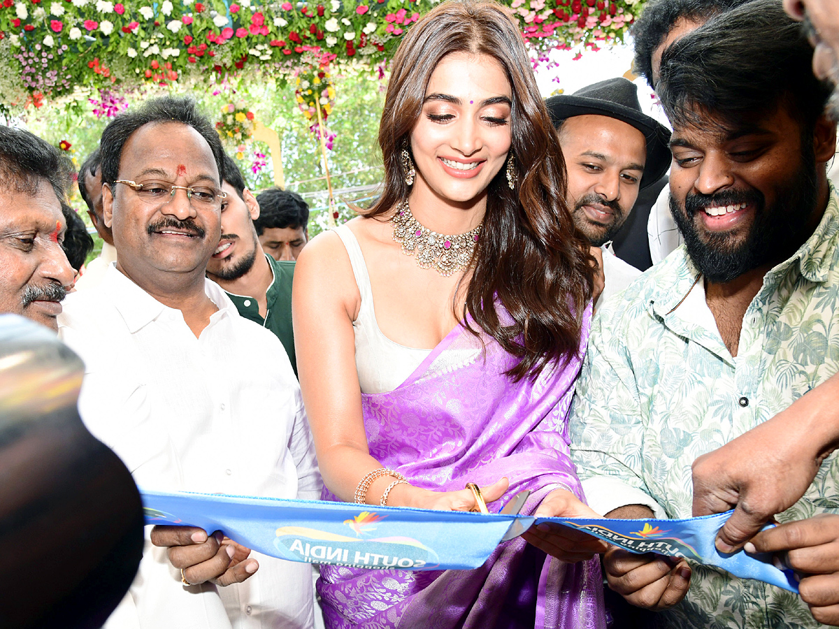 Pooja_20Hegde_20Inaugurated_20Shopping_20Mall_20At_20Kadapa_20Photos_24.jpg 25