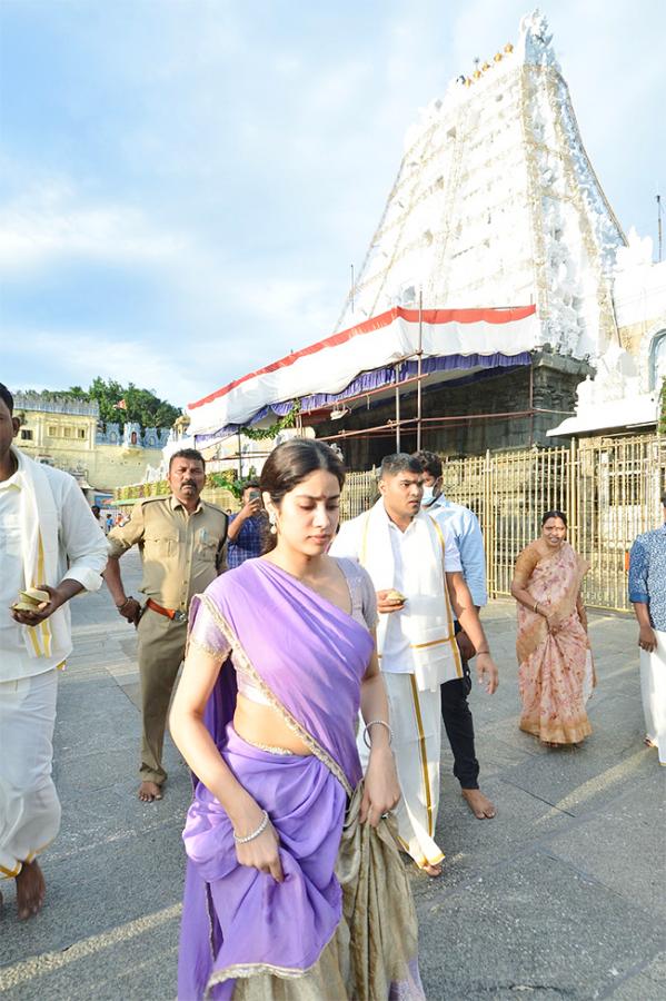 Actress_20Janhvi_20Kapoor_20Visits_20Tirumala_20Temple-10.jpg 10