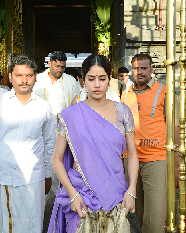 Actress_20Janhvi_20Kapoor_20Visits_20Tirumala_20Temple-11.jpg 11