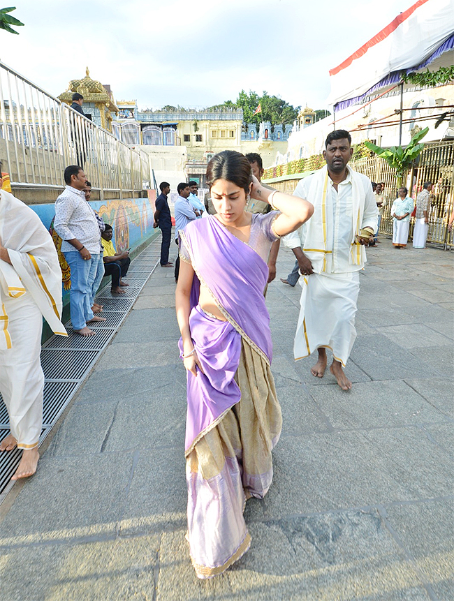 Actress_20Janhvi_20Kapoor_20Visits_20Tirumala_20Temple-13.jpg 13
