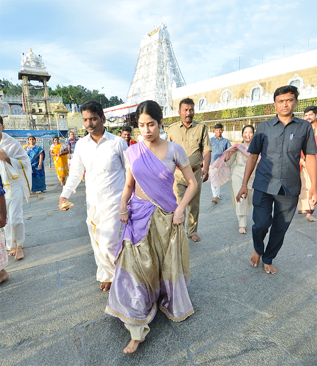 Actress_20Janhvi_20Kapoor_20Visits_20Tirumala_20Temple-15.jpg 15