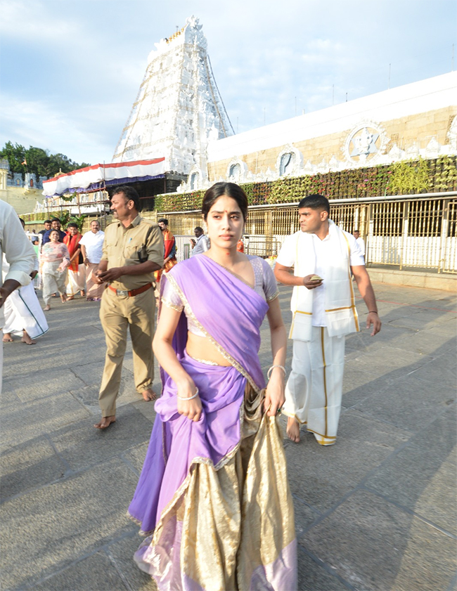 Actress_20Janhvi_20Kapoor_20Visits_20Tirumala_20Temple-17.jpg 17