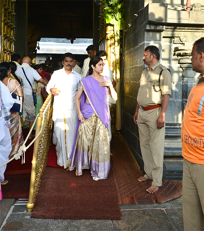 Actress_20Janhvi_20Kapoor_20Visits_20Tirumala_20Temple-19.jpg 19