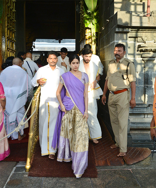 Actress_20Janhvi_20Kapoor_20Visits_20Tirumala_20Temple-2.jpg 2