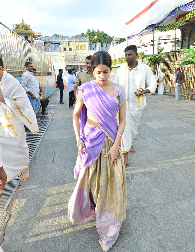 Actress_20Janhvi_20Kapoor_20Visits_20Tirumala_20Temple-3.jpg 3
